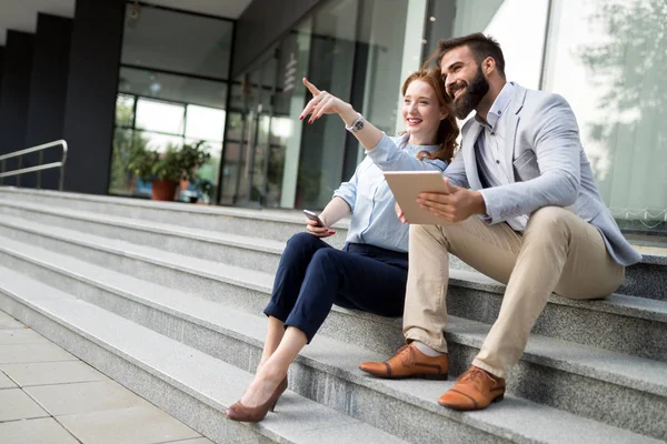 Jonge Aantrekkelijke Business Paar Wandelen Buiten Buurt Van Kantoorgebouw — Stockfoto