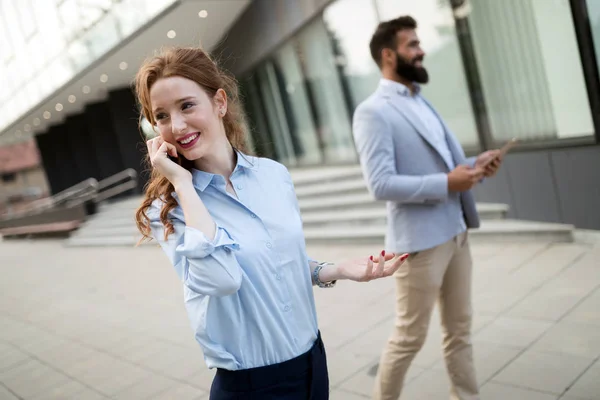 Bild Von Gutaussehendem Mann Und Schöner Frau Als Geschäftspartner — Stockfoto