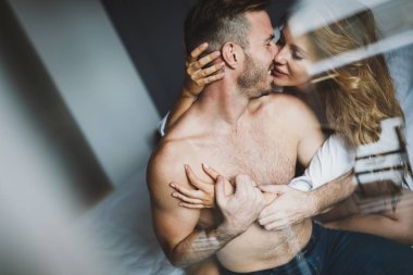 Çift seks. Siyah külot adam yatakta yatarken onu sutyen tutarken içinde kadın arkadan görünüm