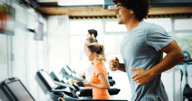Yakışıklı delikanlı kardiyo eğitim salonunda treadmill yapıyor
