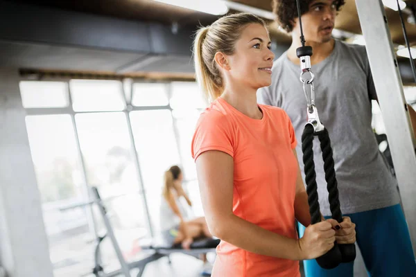Persoonlijke Trainer Helpen Van Vrouw Bereiken Doelen Sportschool — Stockfoto