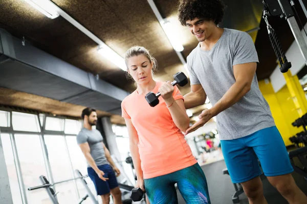 Entrenador Personal Que Ayuda Mujer Alcanzar Metas Gimnasio — Foto de Stock