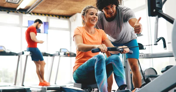 Personal Trainer Geeft Instructies Aan Student Sportschool — Stockfoto