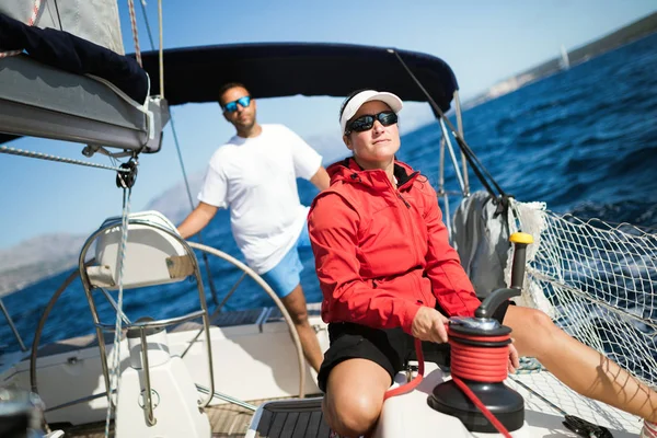 Atractiva Mujer Fuerte Navegando Con Barco Vela —  Fotos de Stock