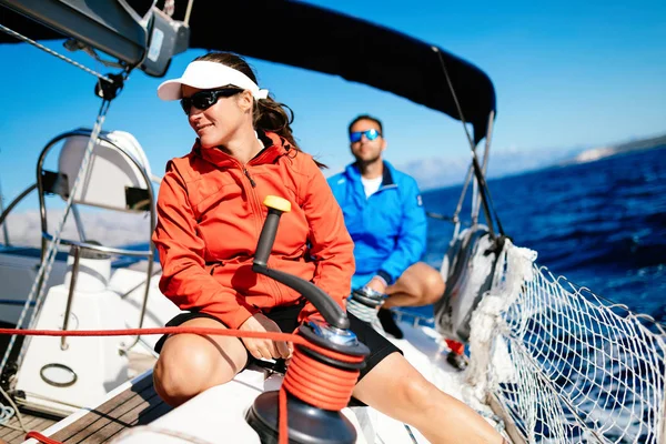 Mulher Forte Atraente Vela Com Seu Barco Vela — Fotografia de Stock