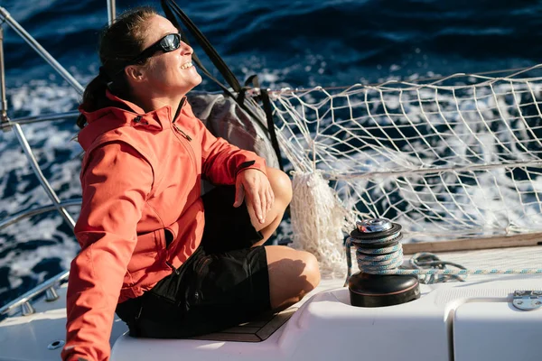 Atractiva Mujer Fuerte Navegando Con Barco Vela —  Fotos de Stock