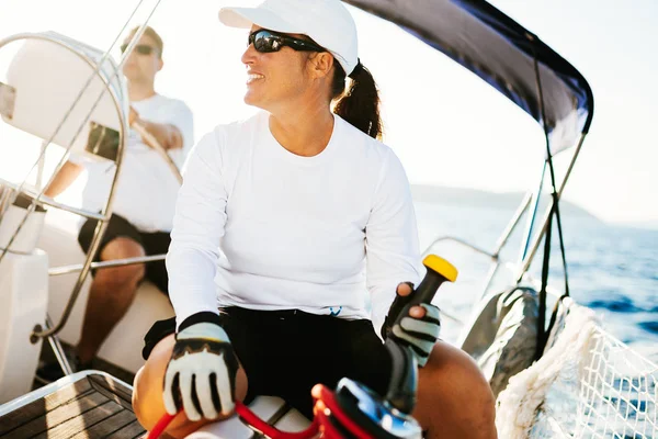 Attractive Strong Sport Woman Sailing Her Boat — Stock Photo, Image