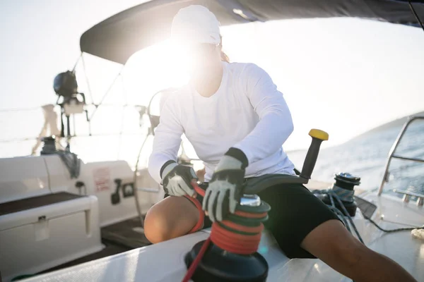 Attraente Donna Sportiva Forte Vela Con Sua Barca — Foto Stock