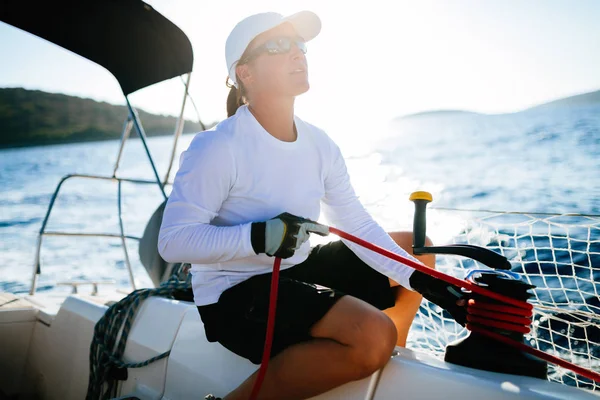 Attraente Donna Sportiva Forte Vela Con Sua Barca — Foto Stock