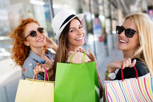 Felice Giovani Donne Amiche Sorridenti Divertirsi Mentre Shopping Insieme — Foto Stock