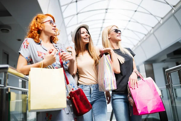 Mutluluk Arkadaşlar Eğlence Alışveriş Torbaları Kavramı Gülümseyen Genç Kadınlarla Alışveriş — Stok fotoğraf
