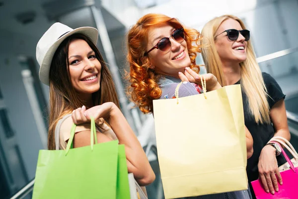 Chicas Atractivas Jóvenes Con Bolsas Compras Ciudad — Foto de Stock