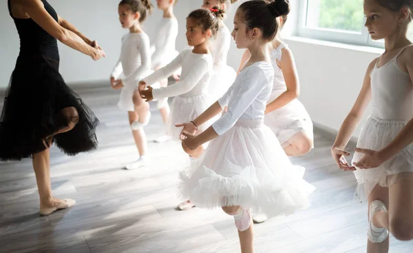 Groupe Enfants Forme Faisant Ballet Studio Ensemble — Photo