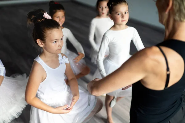 Balett Lärare Och Grupp Barn Ballerinor Utövar Balettskolan — Stockfoto