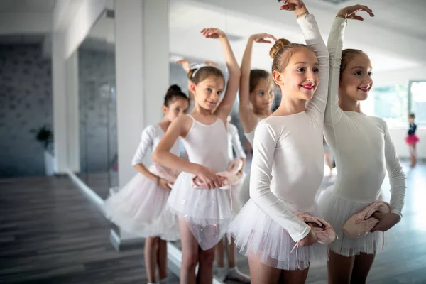 一緒にスタジオでバレエを運動フィットの子供のグループ — ストック写真