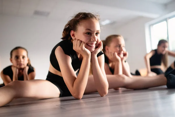 Dança Coreografada Por Grupo Jovens Bailarinas Que Praticam Durante Escola — Fotografia de Stock