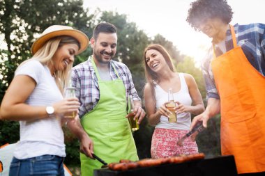 Doğada parti bir Barbekü partisi arkadaş grubu