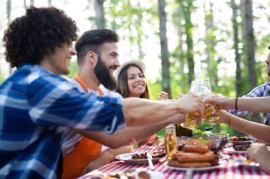 Doğada parti bir Barbekü partisi arkadaş grubu