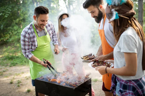 Baráti Társaság Akik Szabadtéri Barbecue Party Szórakoztató Együtt — Stock Fotó