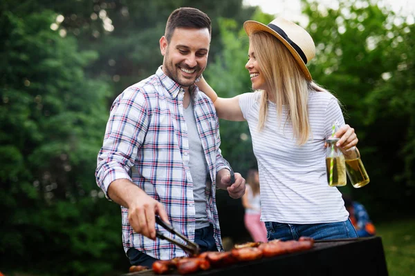 Amici Che Fanno Una Festa Barbecue Natura Mentre Divertono — Foto Stock