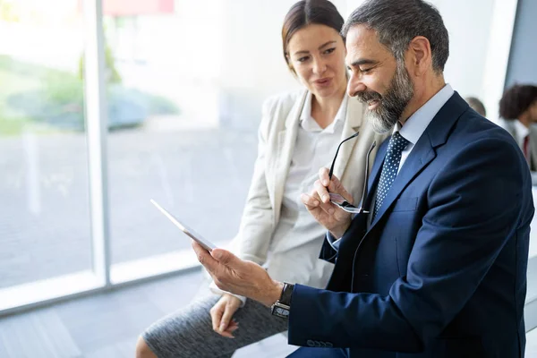 Zakenlui Die Samen Vergaderzaal Discussiëren Tijdens Een Meeting Modern Kantoor — Stockfoto