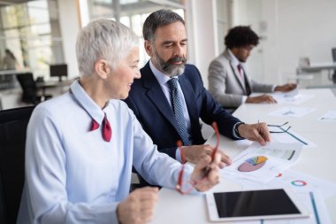 Modern toplantı odasında etmek ve iş kişi konferans