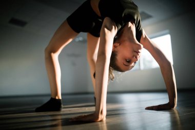 Güzel kız pratik ve modern bale dans egzersiz