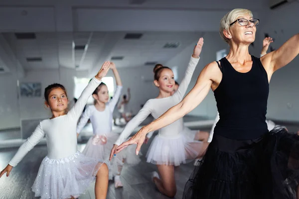 Ballet Teacher Students Ballerinas Exercising Dance Class — Stock Photo, Image