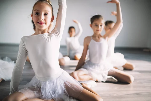 Grupa Dzieci Fit Ćwiczeń Baletu Studio Razem — Zdjęcie stockowe