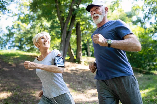 Старша Жінка Чоловік Біжить Робити Фізичні Вправи Відкритому Повітрі — стокове фото