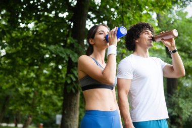 Koşu egzersiz açık bir parkta genç mutlu kadın