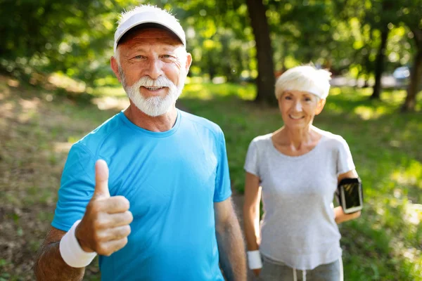 Glückliche Senioren Joggen Gesund Bleiben Und Abzunehmen — Stockfoto