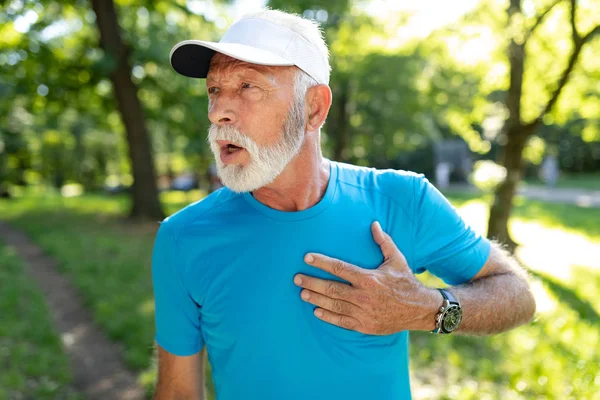 Homem Com Dor Peito Que Sofre Ataque Cardíaco Durante Corrida — Fotografia de Stock