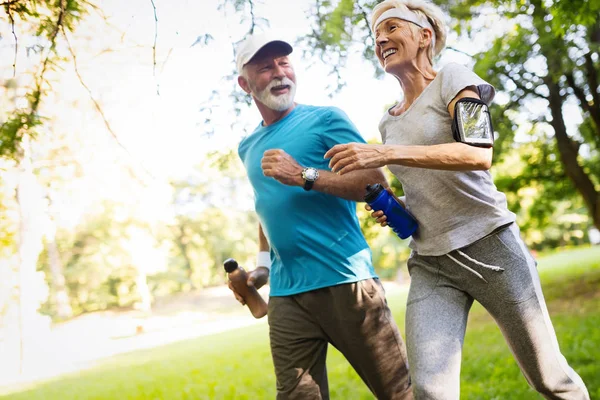 Glada Senior Människor Jogging För Att Helathy Och Ner Vikt — Stockfoto