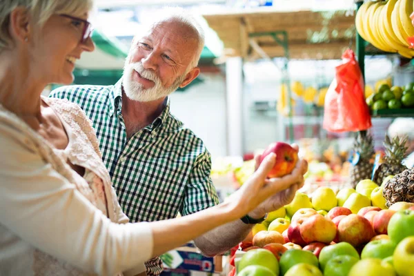 Casal Sénior Compra Legumes Frescos Mercado Local — Fotografia de Stock