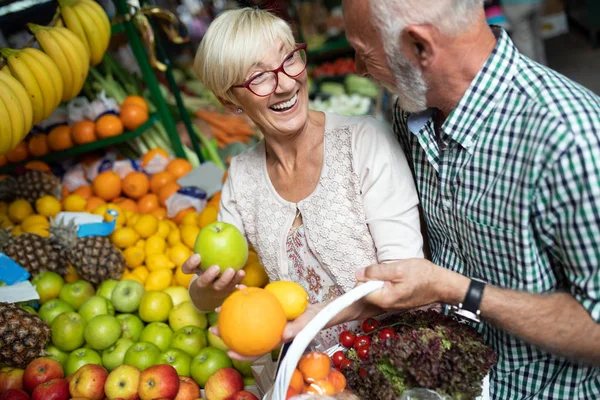 Lächelndes Seniorenpaar Mit Gemüsekorb Lebensmittelladen — Stockfoto