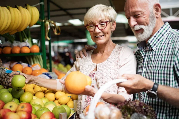 Glückliches Schönes Rentnerpaar Mit Korb Auf Dem Örtlichen Markt — Stockfoto