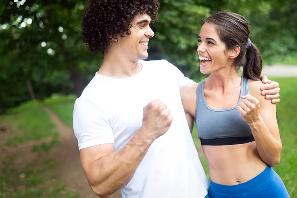 Paar Freunde Joggen Und Laufen Draußen Der Natur — Stockfoto