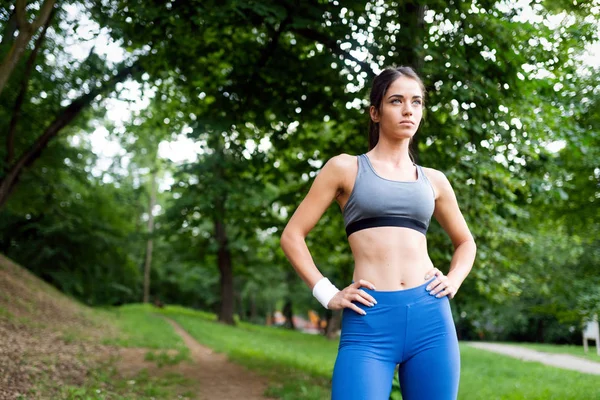 Açık Koşu Sonra Dinlenme Atletik Kadın Portresi — Stok fotoğraf