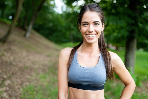 Retrato Mujer Atlética Descansando Después Correr Aire Libre —  Fotos de Stock