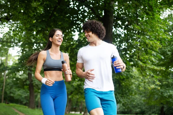 Pareja Bebe Agua Después Correr Para Reponer Energía Hidratar —  Fotos de Stock