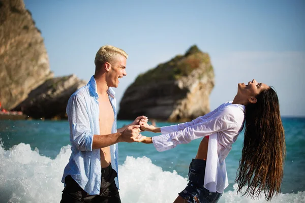 Felice Coppia Allegra Divertirsi Una Spiaggia Tropicale Tramonto Concetto Vacanza — Foto Stock