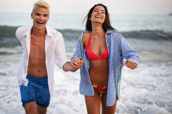Счастливая Пара Веселится Любит Пляже Летом — стоковое фото
