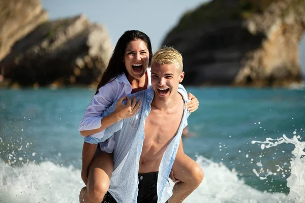 Sorridente Coppia Innamorata All Aperto Sulla Spiaggia — Foto Stock