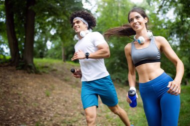 Koşu ve açık havada doğal olarak çalışan iki arkadaş