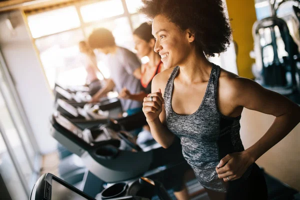 Zdjęcie zespołu wesoły fitness w siłowni — Zdjęcie stockowe