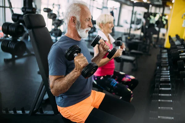 快乐的成熟的人在健身房做运动 以保持健康 — 图库照片