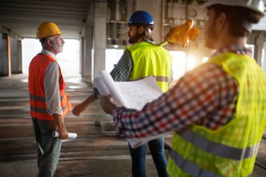 Planlar ve planlarla çalışan mühendis ve inşaat alanı yöneticisi