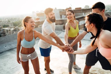 Gün doğuşunda açık havada eğitim mutlu fit genç insanlar arkadaşları grubu