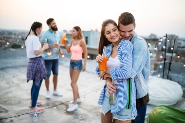 Mutlu çift partide eğleniyor.